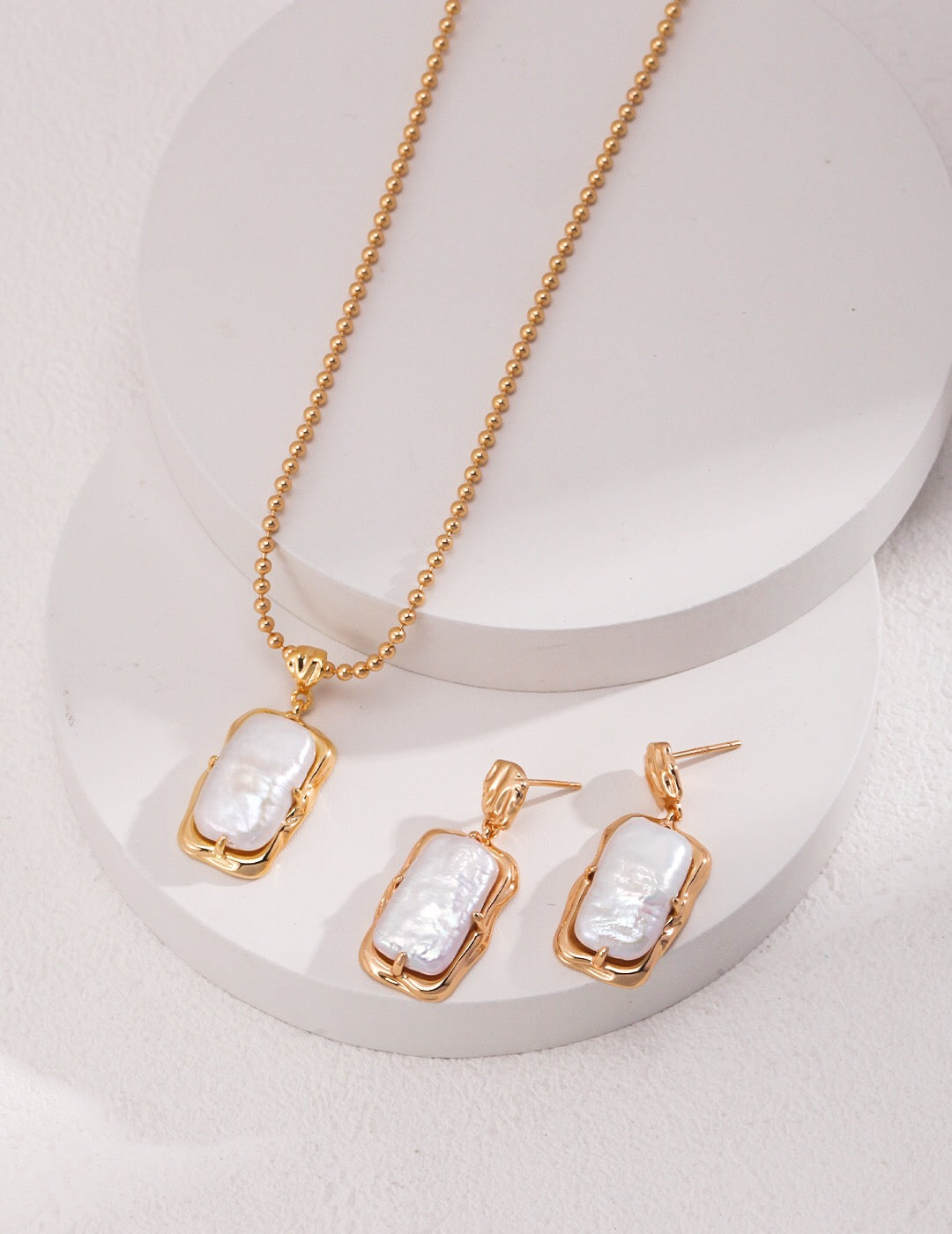 Minimalist Rectangle Pearl Necklace