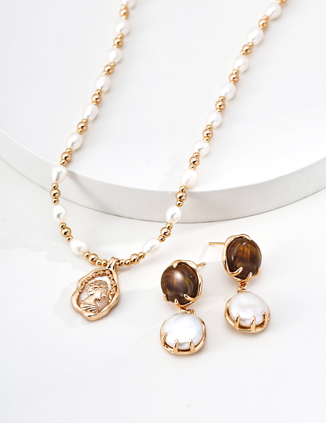 Vintage Queen Medallion Pearl Necklace